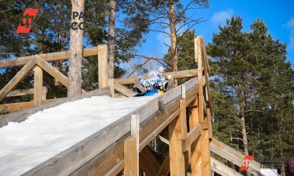 Обрушение ледяной горки в Тюмени приводит к панике и пострадавшим