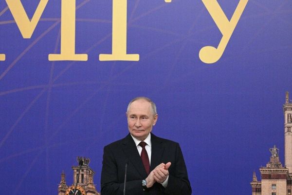 Путин сомневается в зарплатах москвичей во время визита в МГУ