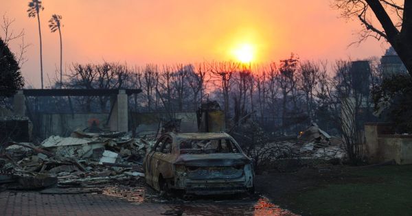 Американское побережье восстанавливается после разрушительных пожаров