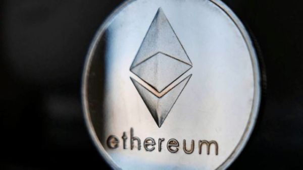 Биткоин и Ethereum под давлением на фоне неопределенности рынка