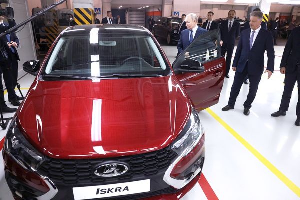 Президент Путин знакомится с новым автомобилем Lada Iskra на заводе АвтоВАЗ