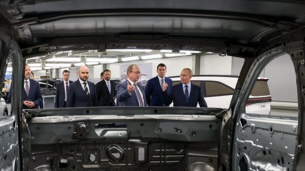 Путин подчеркивает необходимость перехода на отечественные автомобили