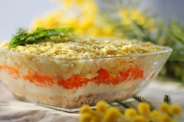 Салат Мимоза классическая кухня на праздничном столе