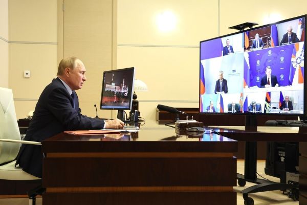 Путин поручил меры для блокировки преступных звонков из недружественных стран