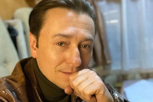 Сергей Безруков проводит урок актерского мастерства для школьников