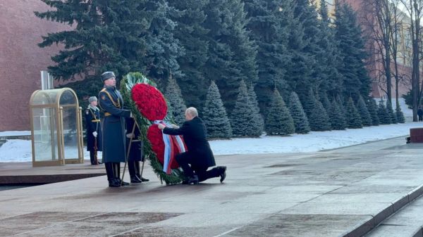 Путин почтил память павших защитников Отечества