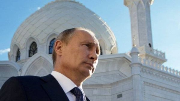 Путин поблагодарил мусульман за вклад в единство России