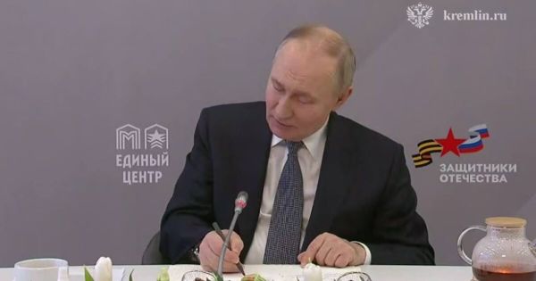 Путин предлагает разработать стандарт поддержки семей участников СВО