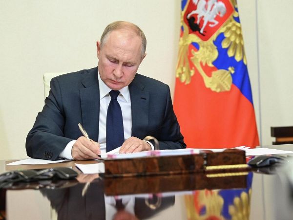 Путин подписал закон о запрете рекламы у иностранных агентов