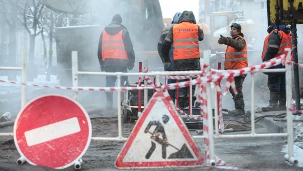 Утечка горячей воды на Рыбацком проспекте: ремонт трубы ОАО «Теплосеть СПб»