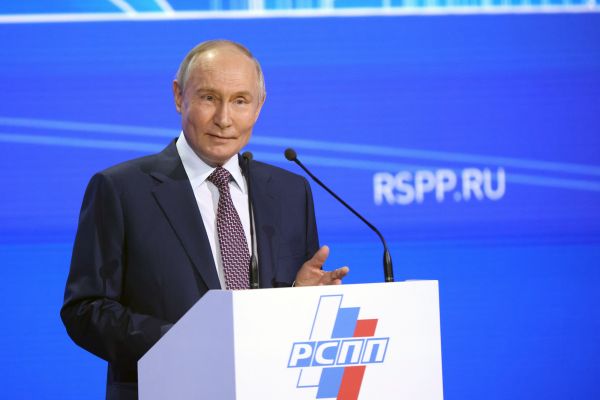 Путин обсудил вызовы для бизнеса на форуме