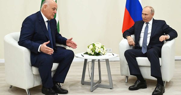 Путин и президент Абхазии провели переговоры и получили поздравления от мировых лидеров