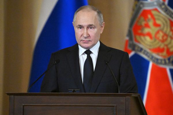 Путин поручил рассмотреть обращения россиян