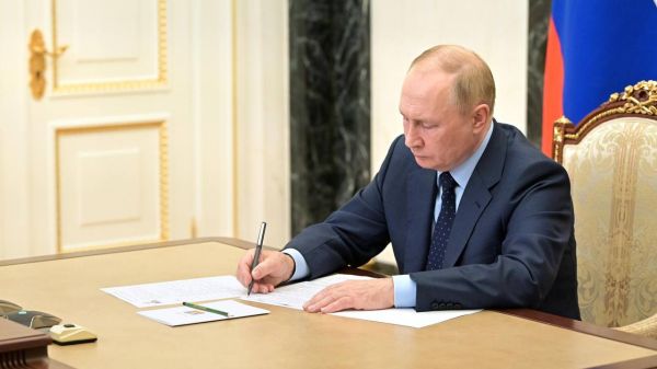 Путин подписал закон об освобождении военных от ответственности