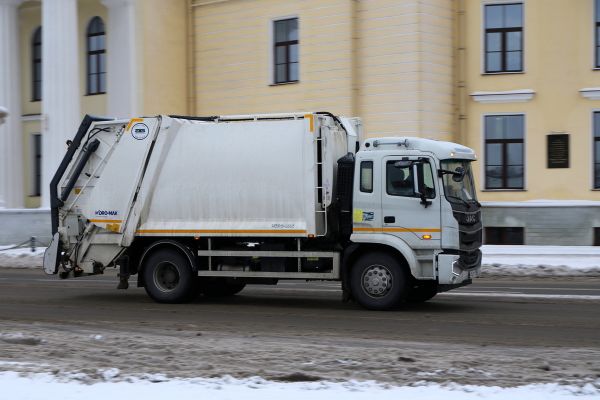 Трагедия в Благовещенске: 20-летняя девушка погибла под колесами мусоровоза