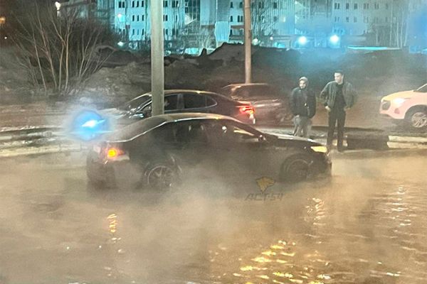 Коммунальная авария в Новосибирске: порыв трубы на Ипподромской улице