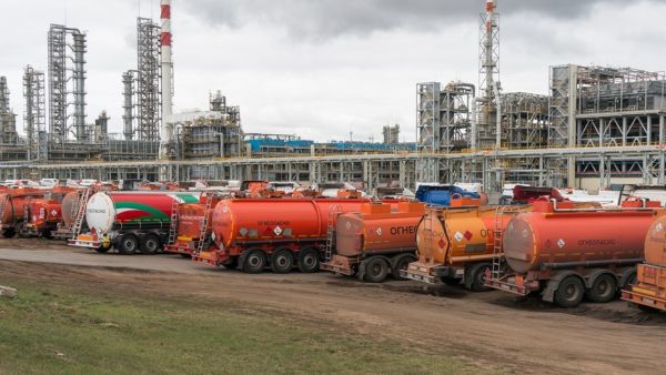 Уменьшение переработки нефти в России из-за атак дронов: последствия