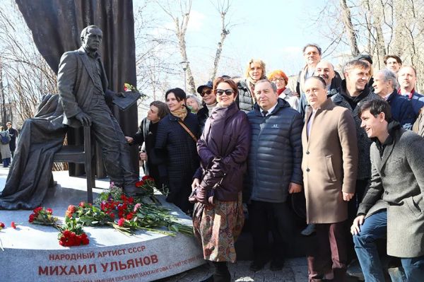 Памятник Михаилу Ульянову в Михайловском саду