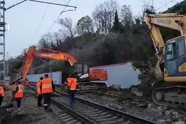 Проблемы с движением поездов и сход грунта в Дагомысе и Подмосковье