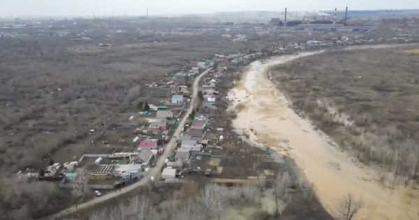 Прорыв насыпной дамбы в Орске: город затапливает вода