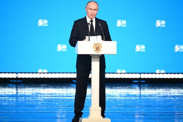 Президент России наградил строителей БАМ в Кремле