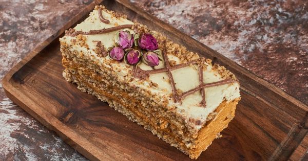 Рецепт пышного торта Сказка с заварным кремом и декором