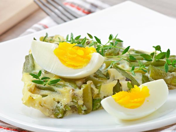 Простой рецепт салата с яйцами и огурцами
