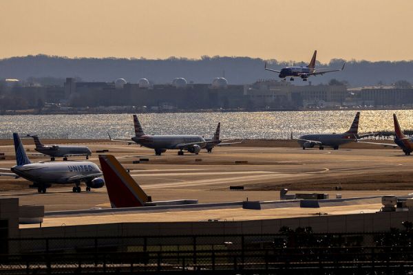 Инцидент с самолетами American Airlines в аэропорту Вашингтона
