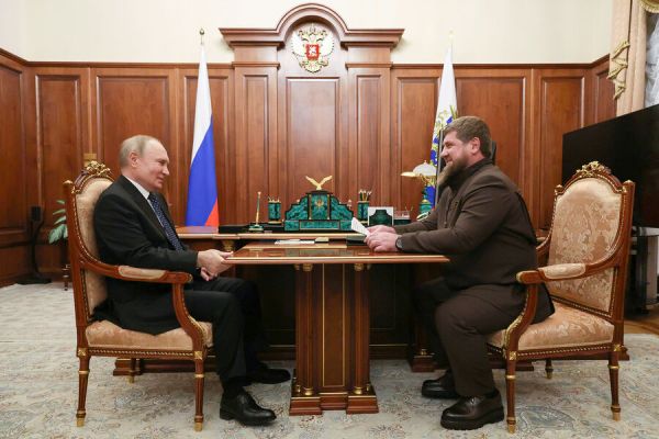 Путин обсуждает с Кадыровым развитие Чечни и возможную отставку