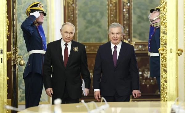 Встреча Путина и Мирзиёева в Москве на праздновании Победы
