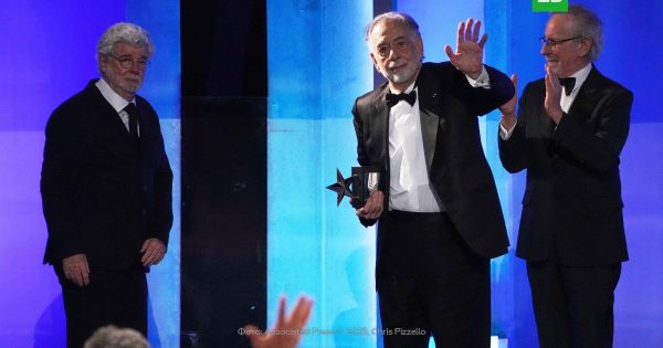 Стивен Спилберг вручил Фрэнсису Форду Копполе премию AFILife Achievement Award