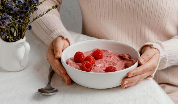 Полезное мороженое из бананов и ягод для здорового питания