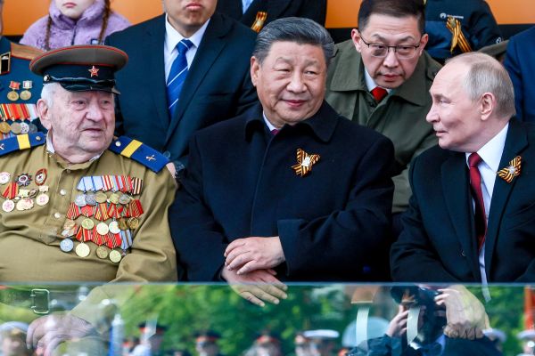 Си Цзиньпин на праздновании Дня Победы укрепляет российско-китайские отношения