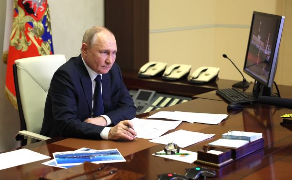 Путин обсудил упрощение регистрации медицинских препаратов в России