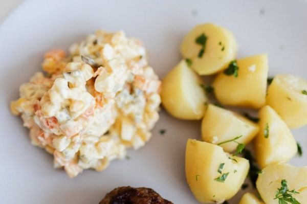 Оригинальный салат с копченой курицей для праздничного стола