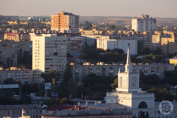 Свадьба на ВДНХ и сход вагонов в Волгограде: последние новости