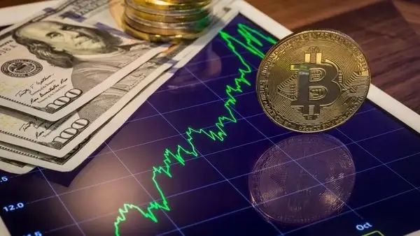 Криптовалютный рынок снижается на фоне укрепления доллара и инвестиционных тенденций