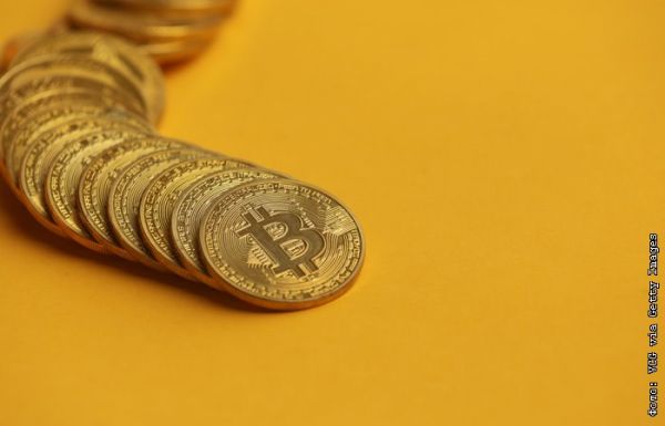 Биткойн достиг рекорда 111 тысяч долларов на фоне ослабления доллара и регулирования стейблкойнов