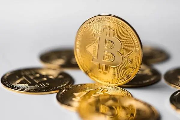 Неопределенности вокруг доллара открывают возможности для евро и криптовалют