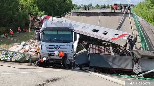Столкновение поезда с обрушившимся мостом в Брянской области