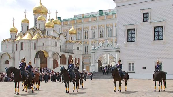 Церемония развода караулов на Соборной площади Кремля: новые элементы и древние традиции