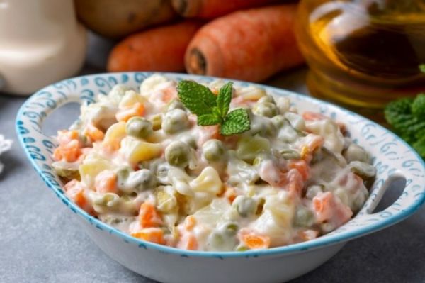 Классический рецепт салата оливье с колбасой