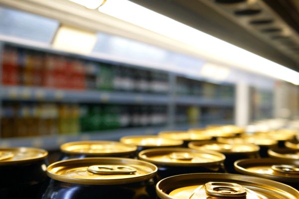 Новые штрафы за продажу энергетиков несовершеннолетним в России