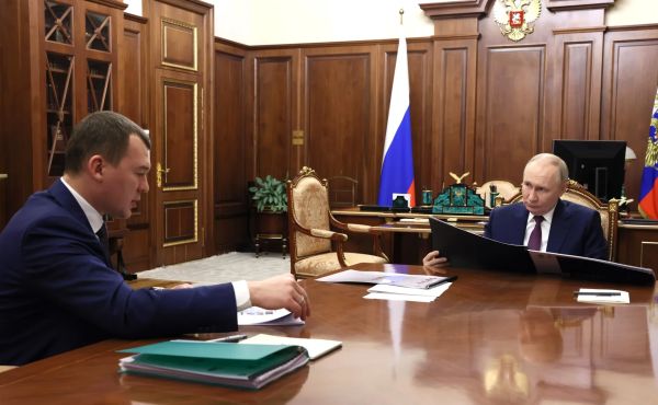 Путин обсуждает развитие спорта и здоровья нации с министром спорту