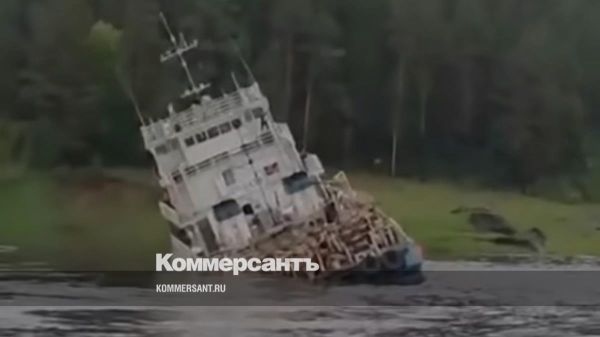 Авария судна на Енисее вызвала нефтяное загрязнение