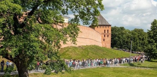 Флешмоб «Обнимая Кремль» в Великом Новгороде: символ единства и патриотизма