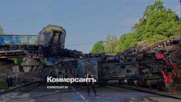 Серьезное ЧП в Курской области с падением локомотива с моста