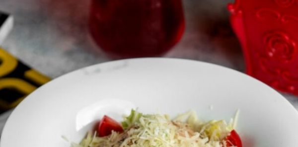 Обновленный рецепт салата Цезарь с беконом и ярким вкусом