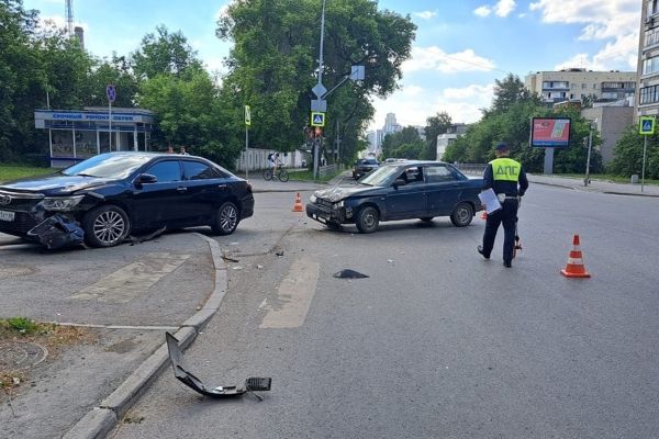 ДТП в Екатеринбурге: девушка сбита на тротуаре