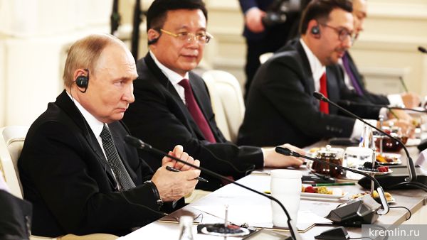 Путин обсудил украинский кризис на ПМЭФ с международными агентствами